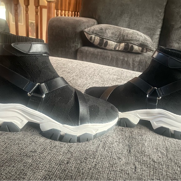 Cute Jennifer Lopez sneakers!! - Picture 3 of 5